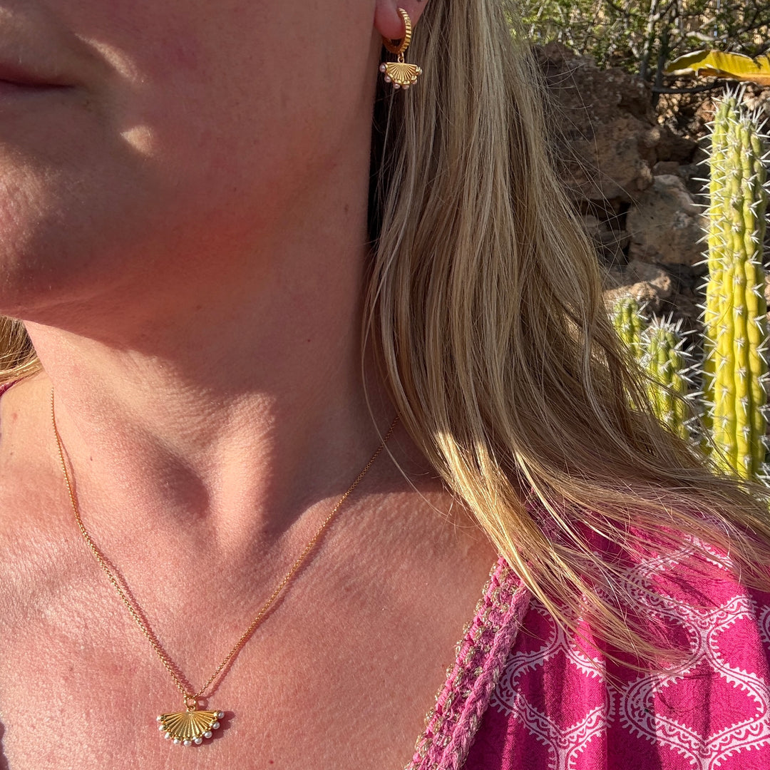 The Fan Pearl Pendant Necklace