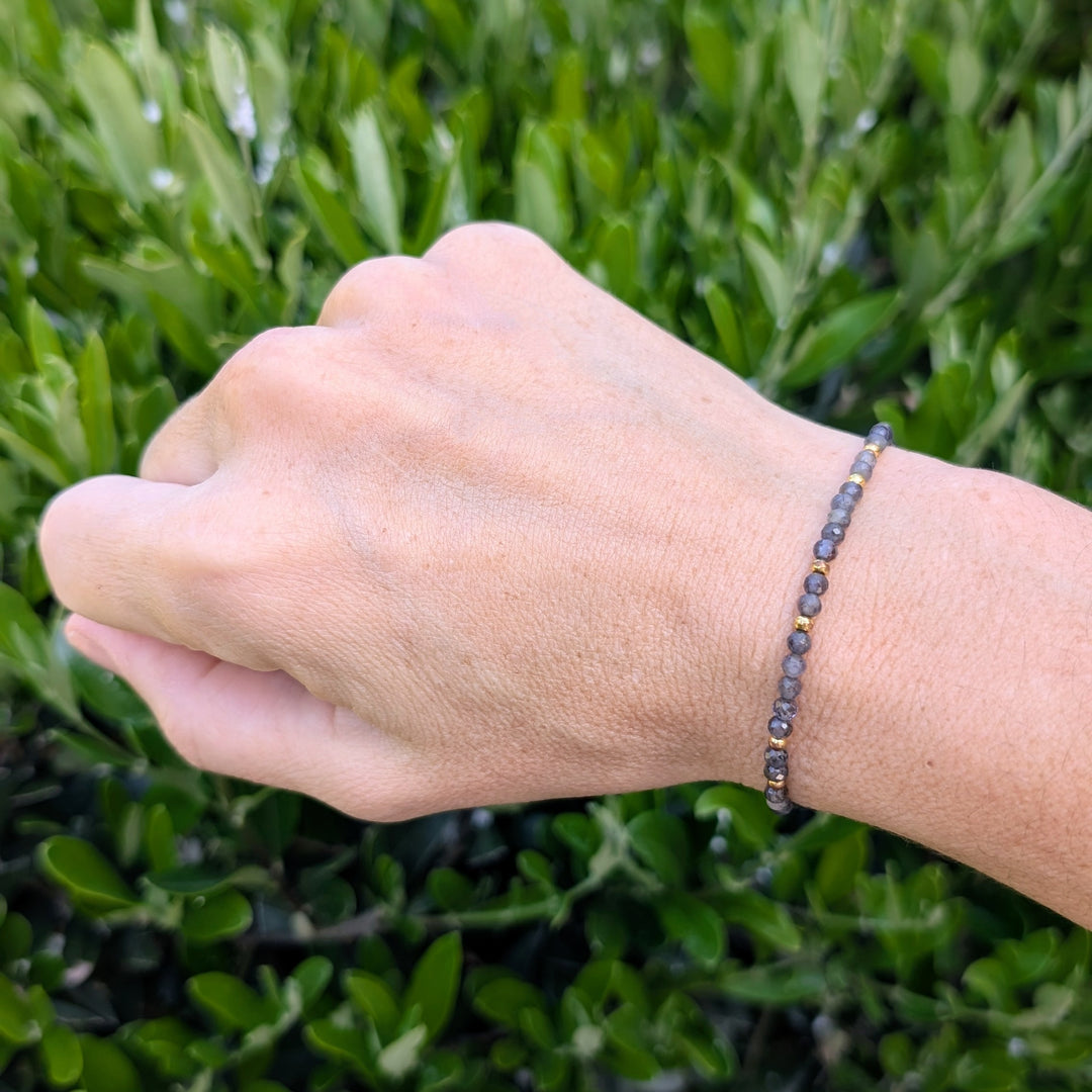 iolite gemstone and gold bead bracelet