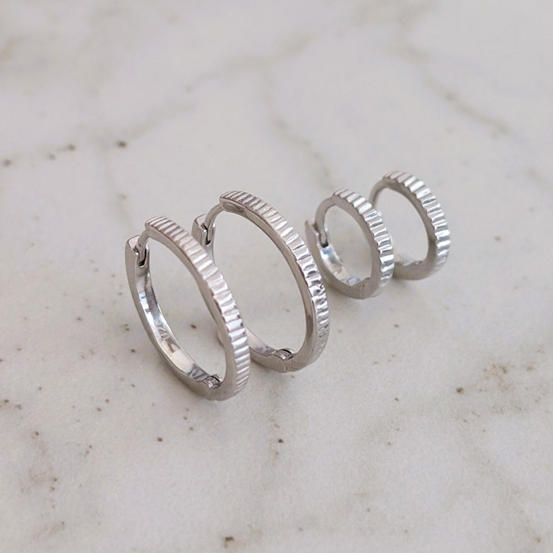 Set of silver hoop earrings 