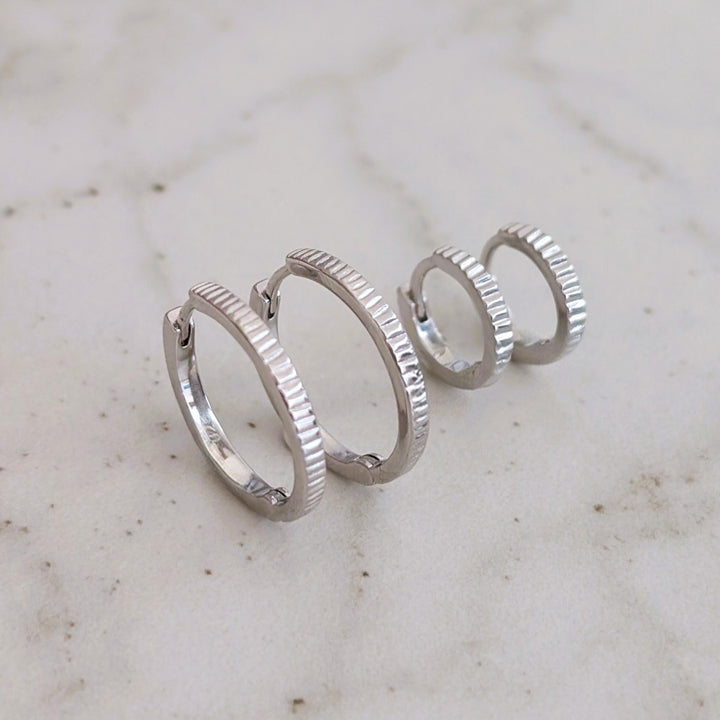 Set of silver hoop earrings 