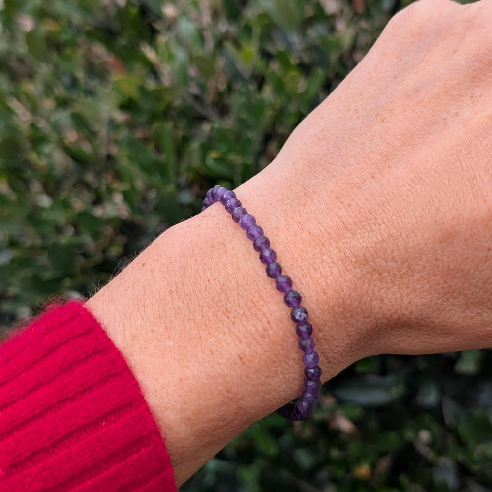 Purple beaded amethyst gemstone bracelet
