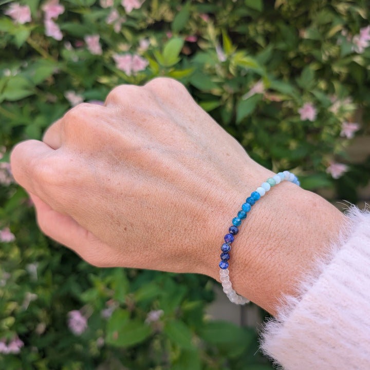 blue ombre gemstone bracelet comprising aquamarine, clear quartz, apaptite and lapis lazuli gemstone beads