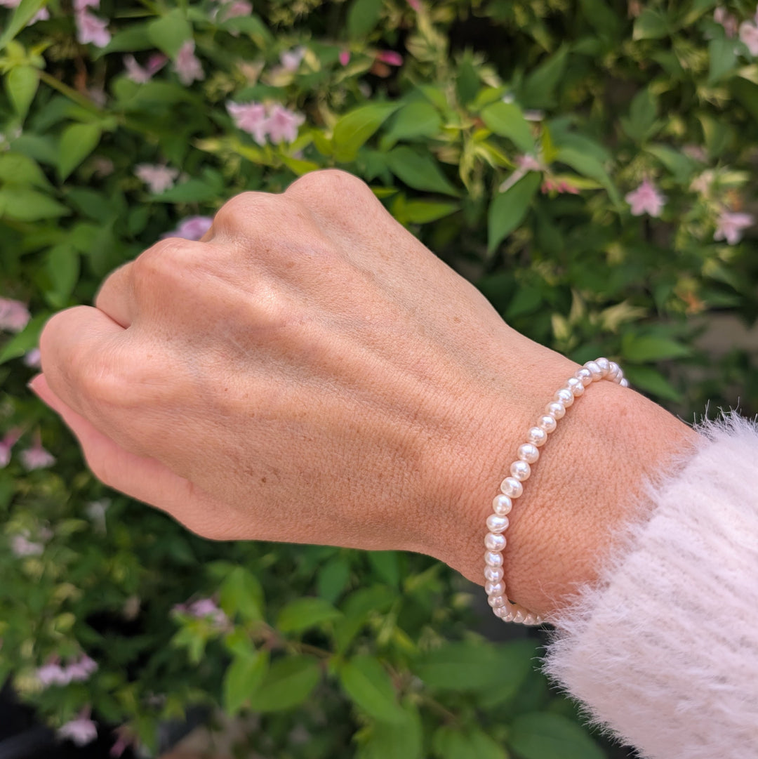 4mm elasticated pearl bead bracelet