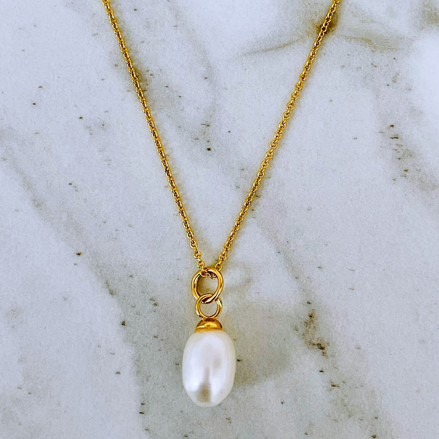 Pearl pendant necklace on gold chain 